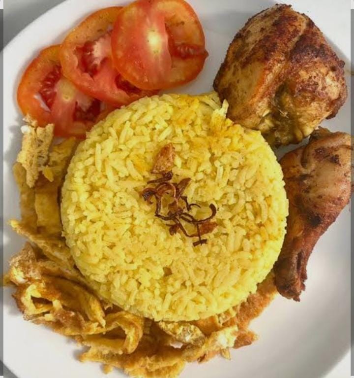 Nasi Kuning Lauk Ayam
